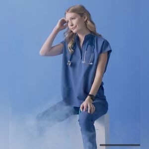 FIGS Women’s Scrub Top Big Sky